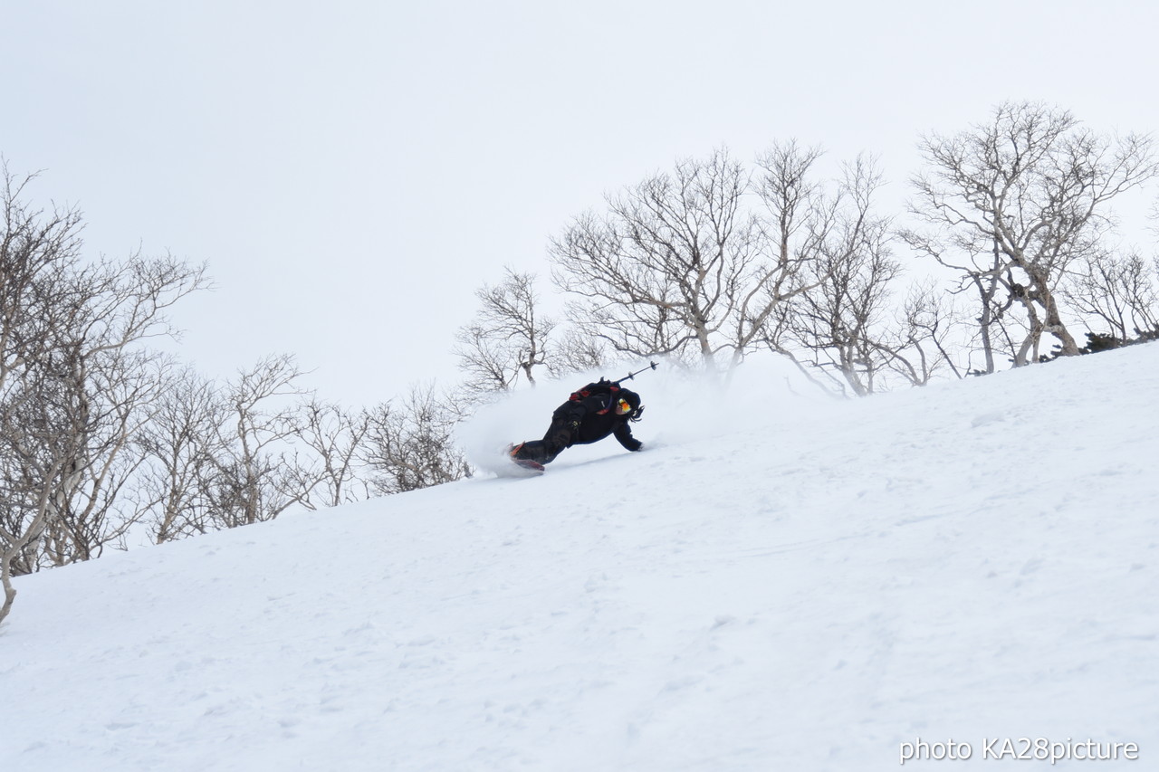 大雪山層雲峡黒岳ロープウェイスキー場　積雪 380cm！標高1,984ｍの黒岳山頂から大斜面にシュプールを描く(*^^)v 